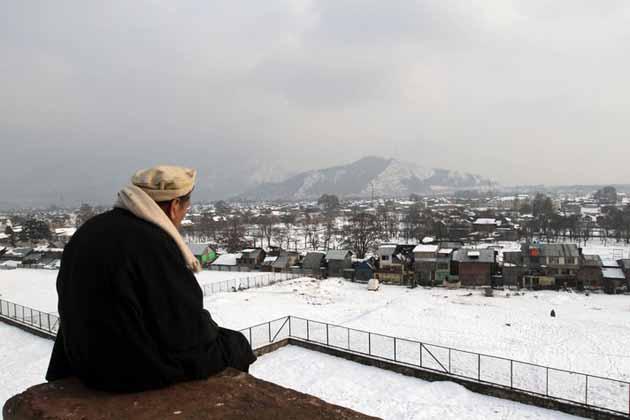Hindistan: Srinagar'da karla kaplı şehri izlemek için en güzel yer bir dağ başıdır.
