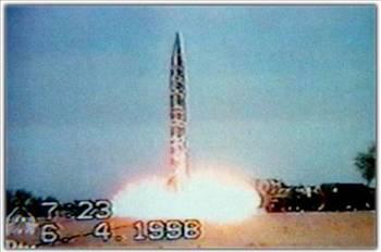 Pakistan, Nisan 1988de bir Ghauri füzesini başarıyla fırlattı. 28 Mayısta Pakistan başbakanı İran ve Hindistan sınırından yaklaşık 50 kilometre uzaklıktaki Chagai bölgesinde, yer altında beş başarılı nükleer deneme yaptıklarını duyurdu.