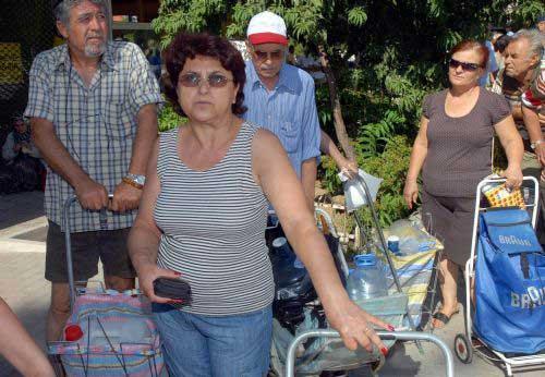 İzmir'de, Karşıyaka ve Bornova İlçelerinde, içme suyundaki arsenik değerinin standartların üzerinde çıkmasıyla endişeye kapılan halk su kuyruklarına düştü