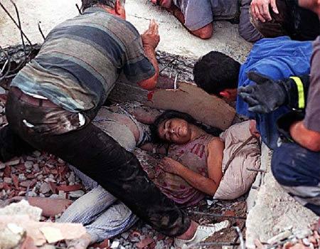 17 Ağustos 1999'da meydana gelen 7,4 büyüklüğündeki Marmara depreminin hafızalarda yer eden kareleri
