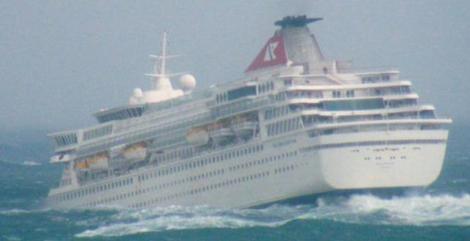 Biscay Körfezinde seyreden lüks cruise gemisi Balmoral, şiddetli fırtınaya yakalanarak 15 metreyi aşan dalgalar yüzünden batma tehlikesiyle karşılaştı.