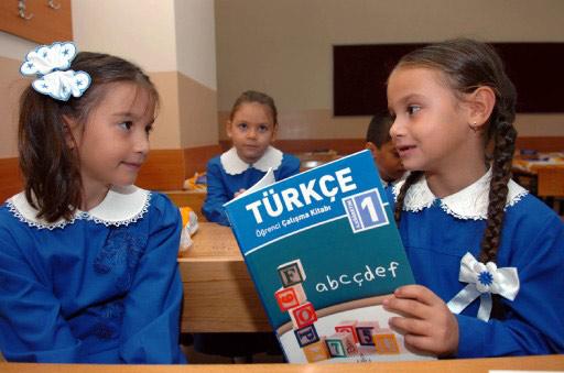 Okul öncesi ve ilköğretim 1 .sınıf öğrencileri için ders zili bugün çaldı. Çocuklar ilk günün heyecanı ve tedirginliğiyle sıralara oturuken anne ve babalar da heyecanlandı.