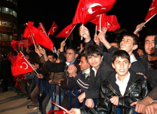 29 Ekim Cumhuriyet Bayramı kutlamaları için Kürtçe halk konseri düzenleyen Van Valisi Münir Karaloğlu, binlerce vatandaşın katıldığı etkinlikte yaptığı konuşmaya Kürtçe sözlerle başlayınca, sanatce Berdan Mardini tekrar yaptırdı...