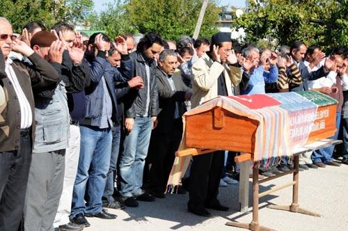 Van'da meydana gelen depremde enkaz altında kalarak hayatını kaybeden 28 yasındakı almanca ogretmenı Aylın Bozkurt, Antalya'da topraga verıldı. bozkurt'un tabutunun uzerıne duvak ve turk bayragı konuldu.