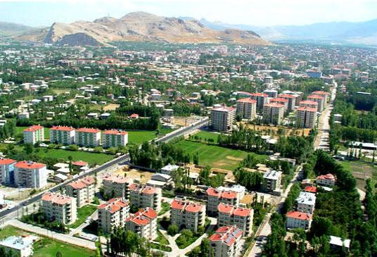 VAN: BDP'li bir başkan tarafından belediyesi yönetilen Van'dan halen milletvekili olan Burhan Kayatürk yine aday gösterildi. Kayatürk bildiği dillerle dikkati çekiyor: İngilizce, Hintçe, Urduca, Arapça ve Japonca.