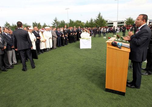 Norveç'in Ütoya şehrindeki saldırıda ölen Türk kızı Gizem Doğan'ın cenaze töreni, izdiham nedeniyle Trondheim'daki Türk camiine yakın statta gerçekleştirildi.