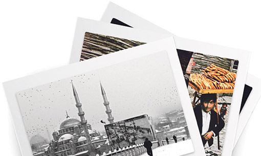 <b>Esra Keskin'in haberi</b>
<br><br>
Ara Güler şiirlerin anlattığı İstanbul'u, Okan Bayülgen Galata ve çevresini, İzzet Keribar Kapalıçarşı'yı, Arif Aşçı Süleymaniye'yi çekmeyi daha çok seviyor. Çünkü onlar İstanbul'u bu mekânlarda yaşıyor. Ünlü fotoğraf sanatçılarına İstanbul'da fotoğraflamayı en çok sevdikleri semtleri sorduk.
<br><br>
Estetik değeri olmayan beton duvarların her geçen gün biraz daha kuşatması altında kalan 7 tepeli şehir: İstanbul. Tarihî Yarımada'sından, onu İstanbul yapan dokularından ve yürekten bağlı insanlarından can alarak; her şeye rağmen nefes almak ve hayatta kalmak için çırpınıyor. Kucağında büyüsek de; onu istila eden kalabalıktan, gürültüden ve karmaşadan; hakkıyla tanıyamadık şimdilerde ağlayan bu şehri. Ama tanımak için çabalayanlar oldu. Fotoğrafçılar şehrin güzelliklerini bir nebze olsun görebilmeye, gösterebilmeye çalıştı. Kimi Eminönü'nde, kimi Sultanahmet'te, kimi Eyüp'te, kimi Galata'da, kimi Salacak'ta gördü İstanbul'un en güzel yerini. Biz de onlara İstanbul'da fotoğraflamayı en çok sevdikleri semtleri sorduk. İşte fotoğrafçıların gözünden İstan-bul'un en güzel sesi, rengi, dokusu, silüeti...