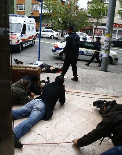 İstanbul'da saatler süren çatışma sırasında siviller de vuruldu. İşte terörün sivil kanı döktüğü anlardan alınan kareler: