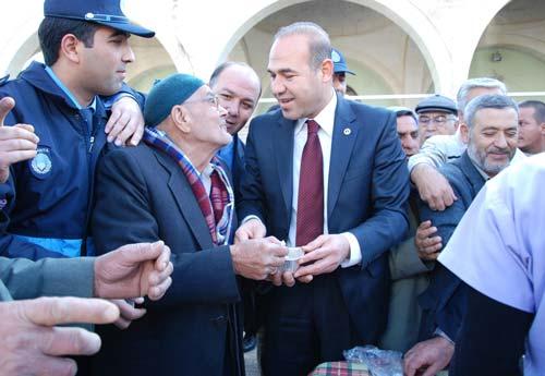 Ceyhan Belediyesi, Muharrem ayı dolayısıyla Abdulkadir Ağa Camii'nde cuma namazı çıkışı aşure dağıttı. Ceyhan Belediye Başkanı Hüseyin Sözlü, mübarek Muharrem ayının birlik ve beraberlik içerisinde kutlanmasının çok önemli olduğunu vurgulayarak, "Tüm vatandaşlarıma muharrem ayının mübarek olmasını diliyorum." dedi.