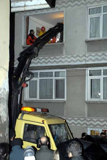 Bursa'daki evinde rahatsızlanan lösemi hastası eski milli güreşçi Mehmet Ayyıldız kiloları yüzünden evinin kapısından çıkarılamayınca vinç yardımıyla pencereden çıkarılarak hastaneye götürüldü.