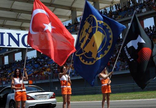 Formula 1 Dünya Şampiyonası'nda sezonun 7. yarışı ING Türkiye Grand Prix'si İstanbul Park Pisti'nde yapıldı. Yarış son sürat giden çılgın pilotları kadar ilginç görüntüleriyle güne damgasını vurdu.