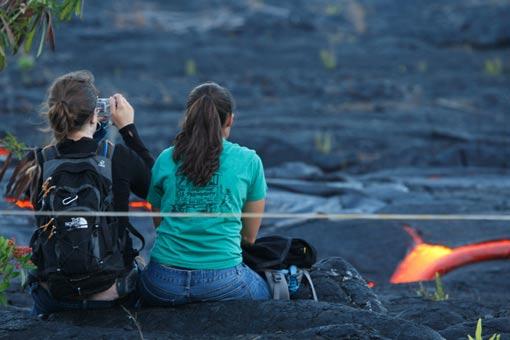 3 Ocak 1983 yılından bu yana hiç uyumayan volkanların gölgesinde varlığını sürdüren Kalapana Hawaii Yanardağları Ulusal Parkında yine sıcak saatler ve hareketli görüntüler yaşandı.