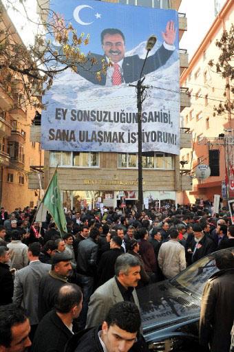 Helikopter kazası sonucu hayatını kaybeden BPP lideri Muhsin Yazıcıoğlu'nu milyonlar uğurladı. Devletin tam kadro olduğu törende izdiham vardı.