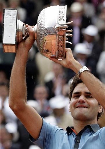 Roland Garros'u hiç kazanamamış 13 Grand Slam şampiyonu Roger Federer, hayatının en büyük hayalini gerçekleştirip daha önce 3 kez finalde Nadal'a yenildiği Fransa Açık'ta şampiyon oldu...