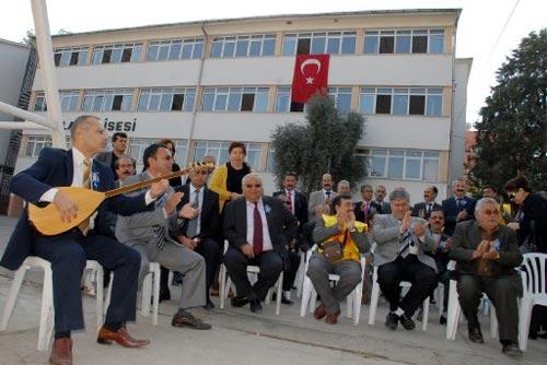 MEMURLARIN UYARI GREVI KAPSAMINDA MUGLA'NIN MILAS ILCESINDE EGITIM-SEN UYESI BIR GRUP OGRETMEN MILAS LISESI ONUNDE SAZ CALARAK GREVE DESTEK VERDI