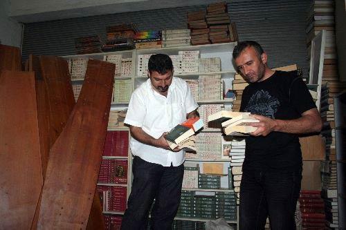İzmir Emniyeti Güvenlik Şube Müdürlüğü ekipleri tarafından gerçekleştirilen operasyonda yaklaşık 20 bin adet korsan kitap ele geçirildi.
