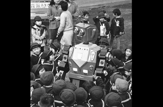 <strong>6. Japon öğrencilerin 1964'teki sevgilisi...</strong><br><br>
1964 -> Onun adı Goro. Goro, 1964'te Japon öğrencilerin en çok hayranlık duyduğu isimlerden biriydi. Omzundan çıkan devasa antenlere gelen sinyallerle çevresindekileri başıyla selamlıyor, hatta göz kırpıyordu.