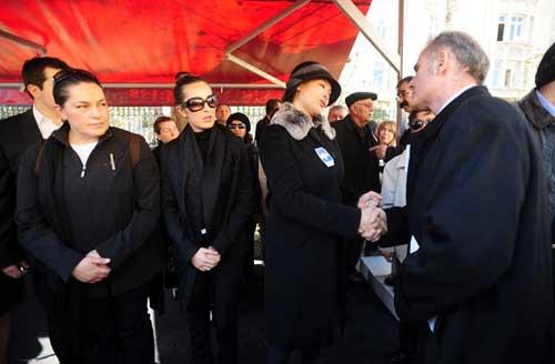 Sanatçı Hülya Avşar'ın dün vefat eden annesi Emral Avşar, Zincirlikuyu Mezarlığı'na defnedildi. Avşar, Teşvikiye Camii'nde düzenlenen cenaze töreninde gözyaşlarını tutamadı.
