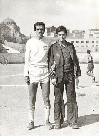 Erdoğan, İmam Hatip'te okurken, kısa sürede İstanbul Amatör Küme'de yer alan futbol kulüplerinin ilgisini çektiği belirtiliyor. 15 yaşındayken Camialtı Spor Kulübü'nden ilk transfer teklifini alan Erdoğana 1969da tam bin lira transfer ücreti ödenmiş