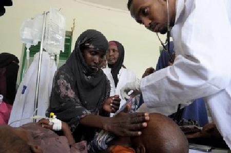 Somalili anne dün bir lokma bile yiyecek veremediği 2 yaşındaki oğlu Mahmud'u doktorun muayene masasında kaybetti. Çaresiz kadın bebeğinin gözlerini kapattı, ayaklarını bağladı ve onu örtüsüne sarıp toprağa vermek üzere dışarı çıktı.