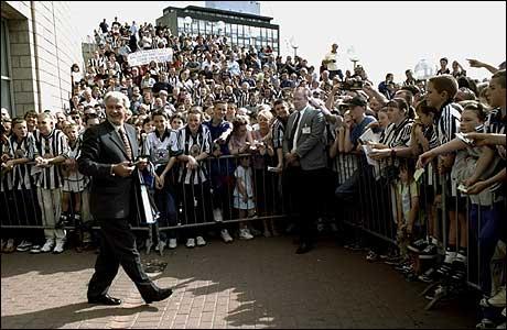 İngiltere Milli Takımı'nın eski futbolcusu ve teknik direktör Sir Bobby Robson'un 76 yaşında İngiltere'nin County Durham kentindeki evinde kansere yenik düştüğü bildirildi.