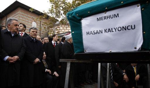 Kalp krizi sonucu vefat eden işadamı Hasan Kalyoncu (59) için düzenlenen cenaze töreni Cumhurbaşkanı Abdullah Gül-Necmettin Erbakan buluşmasına sahne oldu.