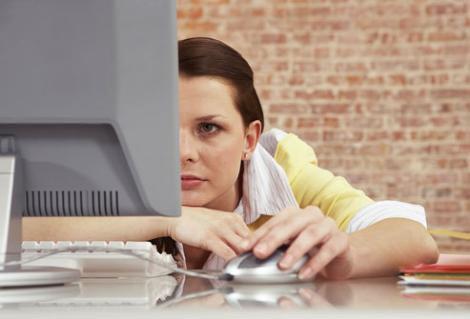 <b>Çalışırken dikkat</b>
Eğer ofiste saatlerce bilgisayar karşısında oturarak çalışıyorsanız koltuğunuz ve oturuş şekliniz ağrının nedeni. Çoğu kişi bilir bunu ancak dikkat etmez. En azından arada bir mola verin ve oturuş şeklinizi değiştirin.