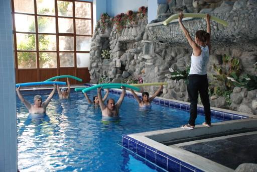 GECEYI PAMUKKALE'DE GECIRMEK ISTEYENLER ICIN KARAHAYIT'TA, ICINDE ANTIK HAVUZ, TURK HAMAMI VE CAMUR BANYOLARININ BULUNDUGU 5 YILDIZLI OTELDEN, TERMAL SU HAVUZLARINA SAHIP PANSIYONLARA KADAR BIRCOK SECENEK BULUNUYOR.