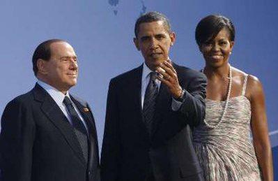 G-20'de Obama'nın, çapkınlıklarıyla tanınan Berlusconi'yi karşılaması İngiliz basınında espri konusu oldu. Silvio, first lady'yi görünce ellerini iki yana açıp harika imasında bulununca Obama'nın yüzü asıldı.