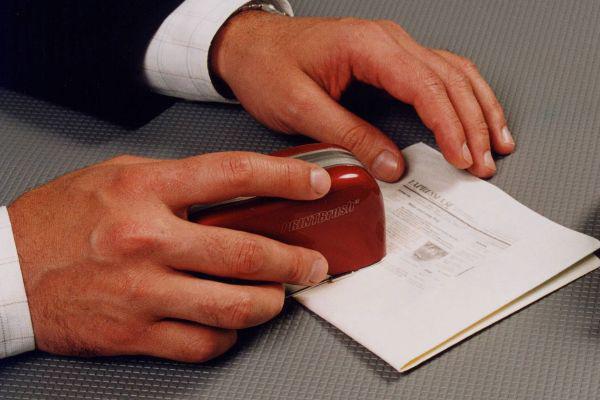 <p><strong>Her türlü malzeme üzerine basıyor</strong></p>
Fotoğraf basmak hiç bu kadar kolay olmamıştı. PrintDreams firmasının PrintBrush taşınabilir yazıcısı 4x6 görüntüleri ahşap, kumaş ve kağıt da dahil olmak üzere neredeyse tüm malzemeler üzerine basabiliyor. Cep formatındaki 250g ağırlığındaki yazıcı, yüzeyin üzerinde ileri geri sürtüldüğünde, üzerindeki sensorlar yüzeye enfraruj ışın yansıtıyorlar. Bu işlemci enfraruj verilerinden yararlanarak, püskürtücünün hareket yönünü saptıyor ve bu şekilde hangi piksellerin basıldığını takip ederek, her noktanın doğru yere ulaşmasını sağlıyor.