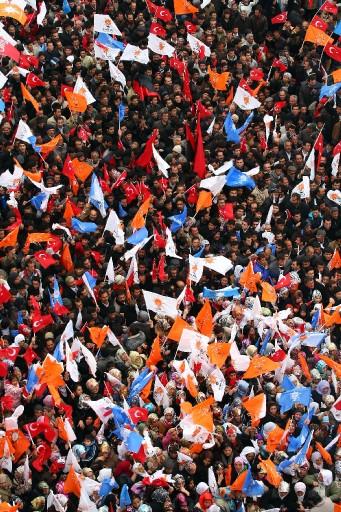 Başbakan Recep Tayyip Erdoğan yerel seçim gezilerinde bugünkü durağı Van'dı. Yoğun kalabalığın gözlemlendiği mitingde Erdoğan, Baykal'a miting dersi verdi