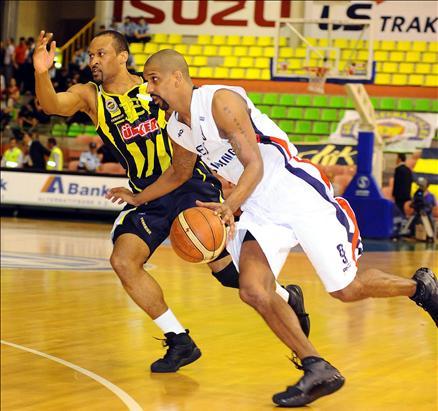 Beko Basketbol Ligi'nde play-off final serisinin ilk maçında Fenerbahçe Ülker, Efes Pilsen'i 68-60 yenerek, 1-0 öne geçti.