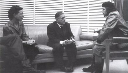Fransada varoluşçu filozof ve yazar Jean Paul Sartre ve Simon de Beauvoirla görüştü.