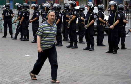 Doğu Türkistan'ı işgal ederek adını  Sincan Uygur Özerk Bölgesi ilan eden Çin bu hafta olaylar nedeniyle Cuma namazı kılınmasını yasakladı ama halk yasağı tanımadı. Namaz sonrası olaylar çıktı.