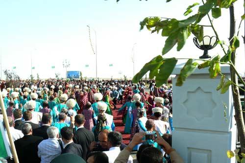 Berdimuhammedov, gece-gündüz ısı farkı en büyük şehirlerinden birinde dünyanın en tuzlu gölünün kıyısına dillere destan bir tesis, muhteşem bir açılış yaptı ama gazetecilerin şovu görüntülemesi için elden gelen arkaya konmadı! Bunlar kurtarılabilenler...