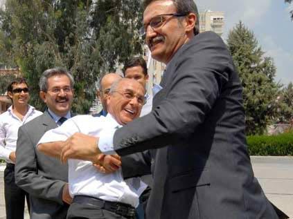 Bakan Kürşad Tüzmen, Adana Büyükşehir Belediye Başkanı AK Parti'li Aytaç Durak'ın 15 yıldan bu yana uyguladığı erkek erkeğe öpüşme yasağını' böyle deldi.