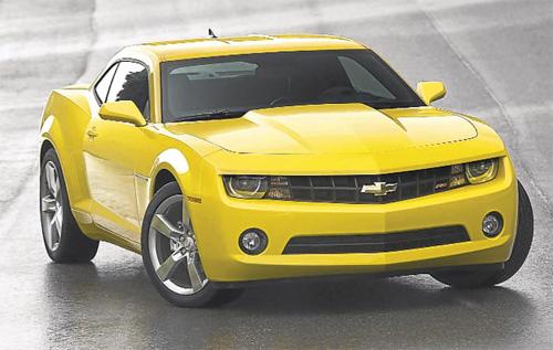 <strong><span style="color: #ff0000;">Chevroletten model yağmuru</span></strong> <br><br>
Bu yılın en fazla yeni model sunacak markalarından biri olacak Chevrolet, bu atağını özellikle yılın ikinci yarısında yoğunlaştıracak. <br><br>Chevroletnin tamamen yenilenen minik Aveo Sedan ve Hatchback versiyonlarını, orta sınıftaki Cruzeun Hatchbacki izleyecek. <br><br>Tamamen yeni bir model olan ve minivan sınıfında yer alan Orlando, Amerikan efsanesi niteliğindeki Camaronun Coupe ve Convertible versiyonları da yenilikler arasında. Bununla birlikte makyajlanan Captivanın da gelmesini bekliyoruz.