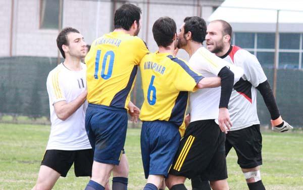 Sakarya'da oynanan Kırkpınarspor, As Akyazıspor amatör küme maçında olaylar çıktı. Akyazı Belediye Başkanı Yazıcı sahaya girip oyunculara saldırmaya kalkıştı.