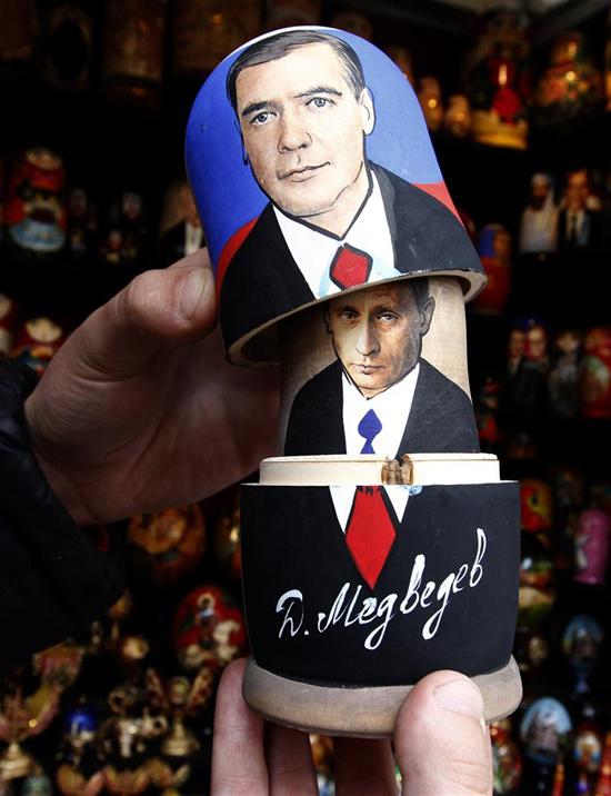 2012 başkanlık seçimlerinde karşı karşıya gelecek iki en önemli rakip, Rusya Devlet Başkanı Dmitri Medvedev ve Başbakan Vladimir Putin'in resimleriyle bezenmiş Matruşkalar, Rusya'daki hediyelik eşya dükkanlarının vitrinlerini süslüyor.