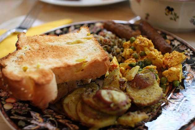 Hindistan: Hint usulü tofu, patates, "vegan" adlı etsiz sosisler, mercimek çorbası ve biberli tost. Elbette hepsi bol baharatlı. Hint usulü.