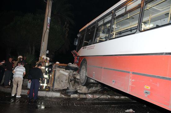 İzmir'in Konak İlçesinde meydana gelen korkunç trafik kazasında belediye otobüsünün altında kalan ve duvara çarparak ezilen otomobilin içinde sıkışan 4 yolcu hayatını kaybetti.