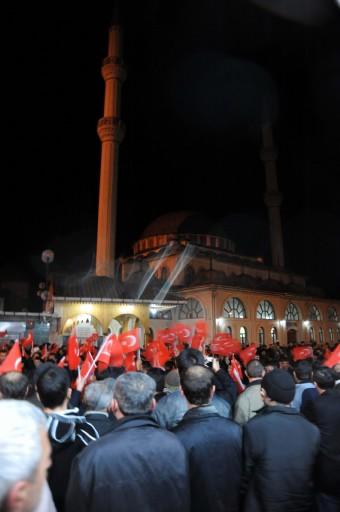 Tokat'ın Reşadiye ilçesinde, terörist saldırıda sonucu şehit olan 7 askerin cenazeleri Tokat'a gönderildi. Cenazelerin geçişi sırasında tekbirler eşliğinde dua eden vatandaşlar, ilçe çıkışına kadar ambulansın arkasında yürüyerek şehitleri uğurladı