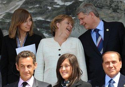 G-8 toplantısı, liderlerin aile fotoğrafı çektirmelerinin ardından İtalya Başbakanı Berlusconi'nin düzenlediği bir basın toplantısıyla sona erdi. Zirveye liderlerin çapkın bakışları damga vurdu.