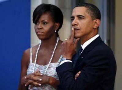 G-20'de Obama'nın, çapkınlıklarıyla tanınan Berlusconi'yi karşılaması İngiliz basınında espri konusu oldu. Silvio, first lady'yi görünce ellerini iki yana açıp harika imasında bulununca Obama'nın yüzü asıldı.