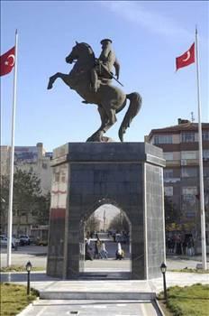 <p>NİĞDE İlkçağda bölgede Nagdoslular adlı bir kavim yaşadığından bu şehre isimlerini vermişler. Arap kaynakları şehre “Nekide veya Nikde” demişlerdir. Halk ise şehre Niğde adını vermiştir.</p>
