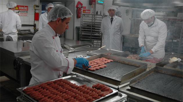 THY, Atatürk Havalimanı'ndaki Turkish Do&Co, THY Teknik, Uçuş Eğitim Akademisi ve Eğitim Başkanlığı birimlerini, çalışma ortamlarını ve buralarda yapılan işleri gazetecilere tanıttı.