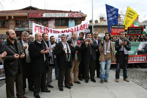 DİYARABKIR... ralarında Memur-Sen, Diyanet-Sen, Eğitim-Bir- Sen, Özgürder, Can Suyu ve Huder'in de bulunduğu 33 sivil toplum kuruluşundan yapılan açıklamada, İsrail'in 27 Aralık 2008 tarihinde Gazze'yi bombardımana tabi tuttuğu ve bin 500'e yakın Müslüman'ın hayatını kaybettiği hatırlatıldı.