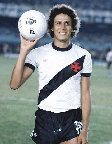 Roberto Dinamite <br><br><strong> Oynadığı Ligler: </strong>  Brezilya/İspanya 
<br><strong>Oynadığı Sezonlar : </strong>1971-1992 
<br><strong>Attığı Gol Sayısı: </strong> 470 gol