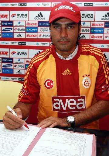 Galatasaray Kulübü, Bursasporlu futbolcu Mustafa Sarp ile resmi sözleşme imzaladı.