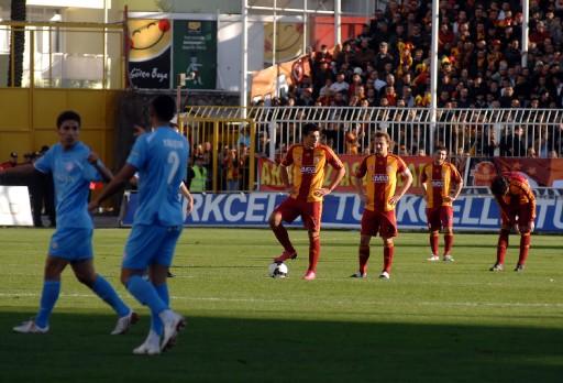 Antalyaspor, 5 dakika intika ilave edilen maçta Galatasaray'ı sahasında ilk kez yenerken sarı kartlar havada uçuştu. Bir kırmızı kart çıktı ama iptal edildi. G.Saray bu sezon 5. yenilgisini aldı